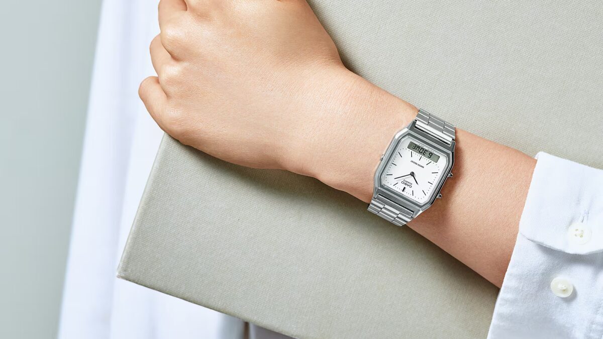Часы Casio AQ230A-7DMQY на руке с металлическим браслетом