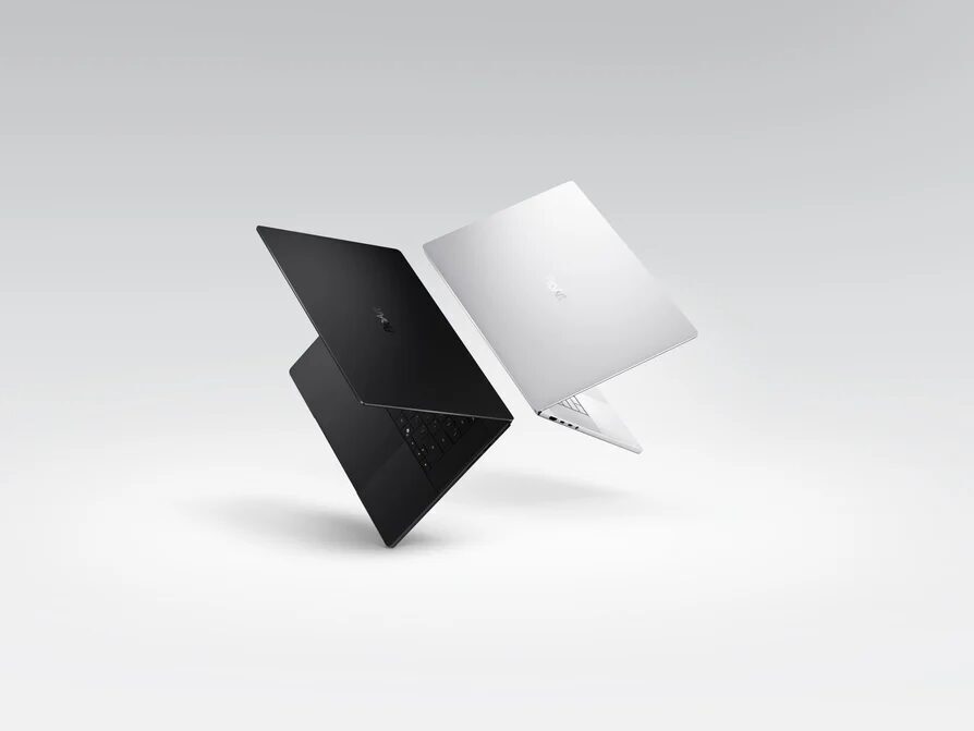 Два ноутбука Asus ProArt P16 и P14, открытые, черный и серебристый