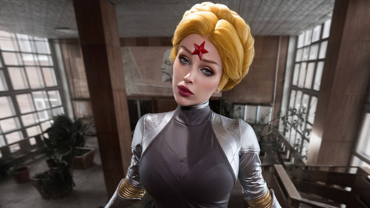 Женщина в костюме и золотых браслетах Lady Melamori из Atomic Heart