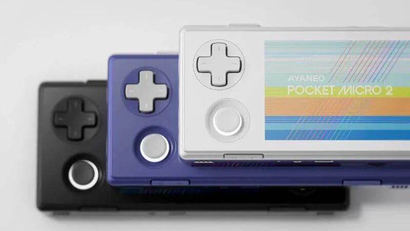 Три портативные игровые консоли Ayaneo Pocket Micro 2 разного цвета