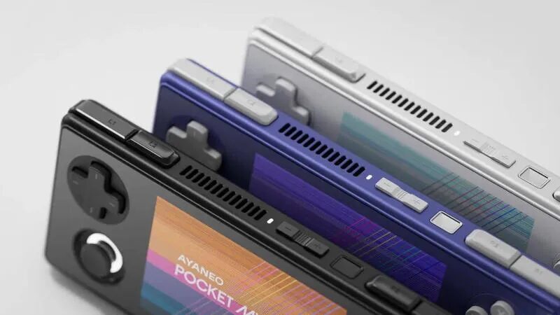 три портативные игровые консоли Ayaneo Pocket Micro 2 отображены