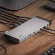 Док-станция Belkin 14-в-1 с Thunderbolt 5 на деревянной поверхности