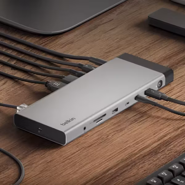 Док-станция Belkin 14-в-1 с Thunderbolt 5 на деревянной поверхности