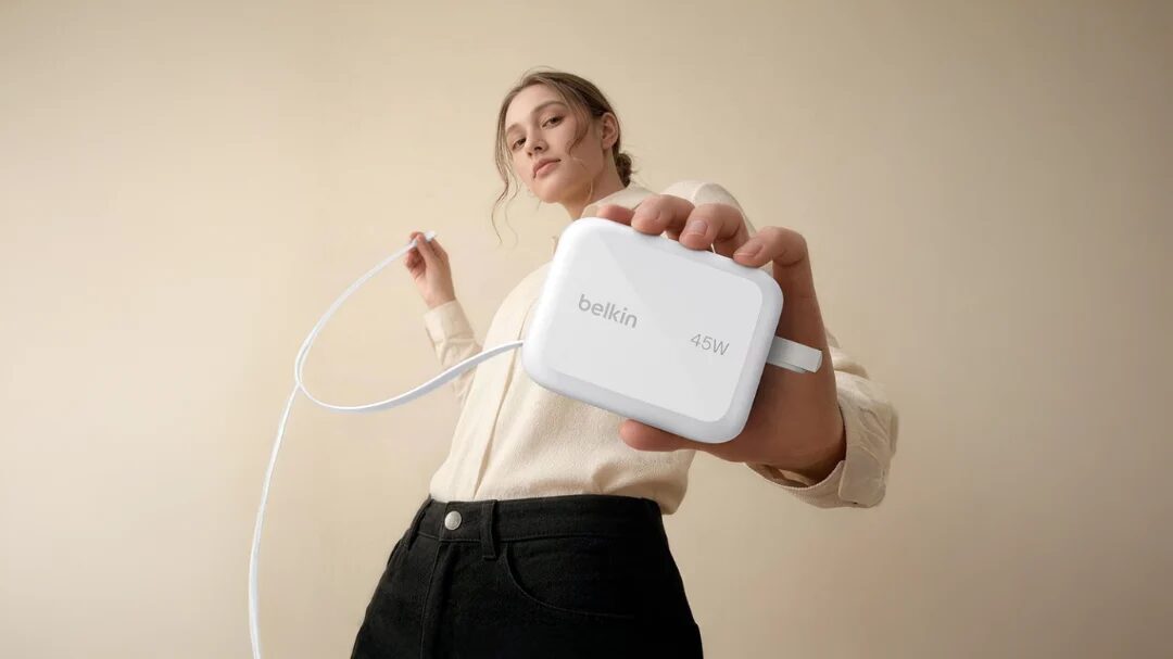 женщина держит зарядку Belkin WCH023 с кабелем USB-C