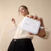 женщина держит зарядку Belkin WCH023 с кабелем USB-C