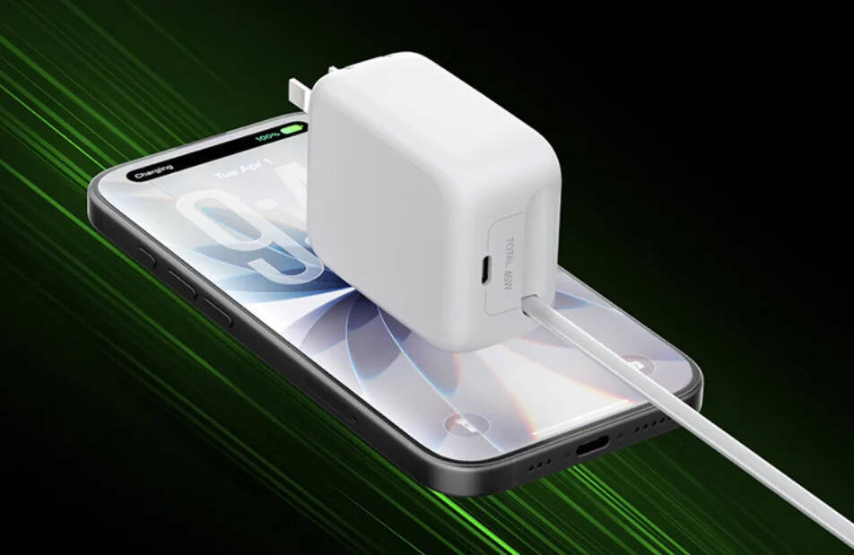 Зарядное устройство Belkin с выдвижным кабелем на смартфоне