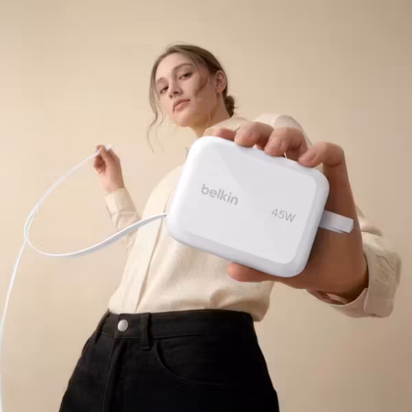 женщина держит зарядку Belkin WCH023 с кабелем USB-C