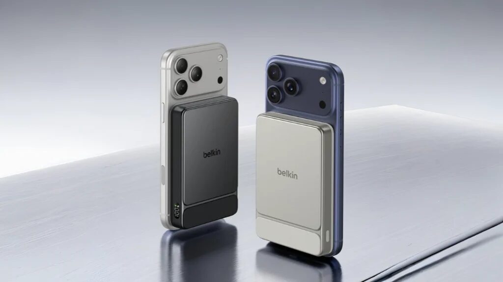 Два смартфона с внешними аккумуляторами Belkin UltraCharge Slim 10K