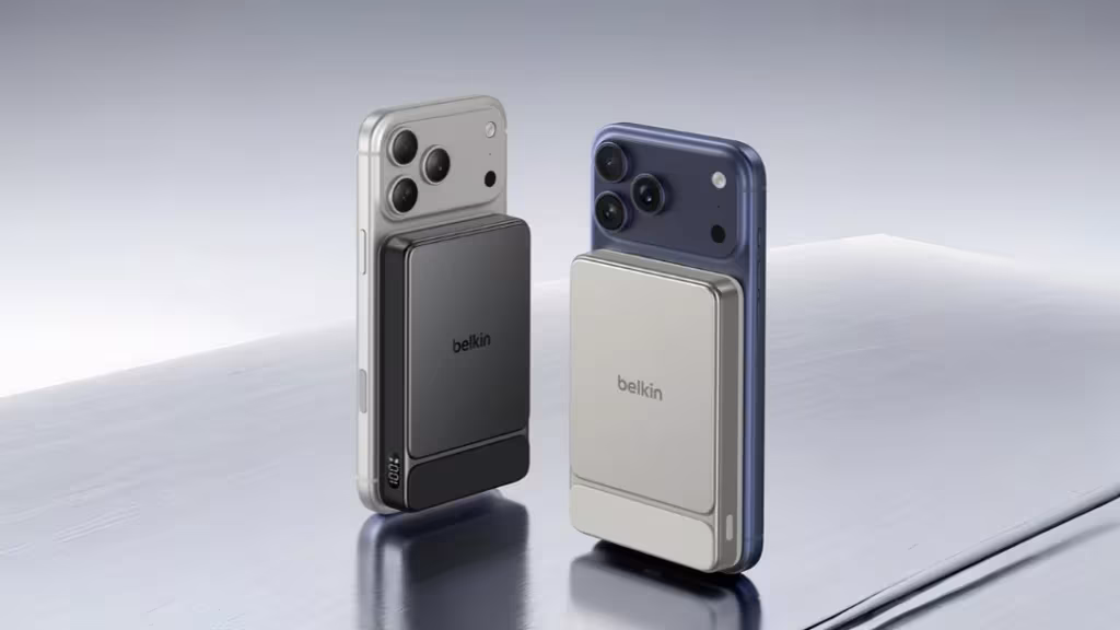 Два смартфона с внешними аккумуляторами Belkin UltraCharge Slim 10K