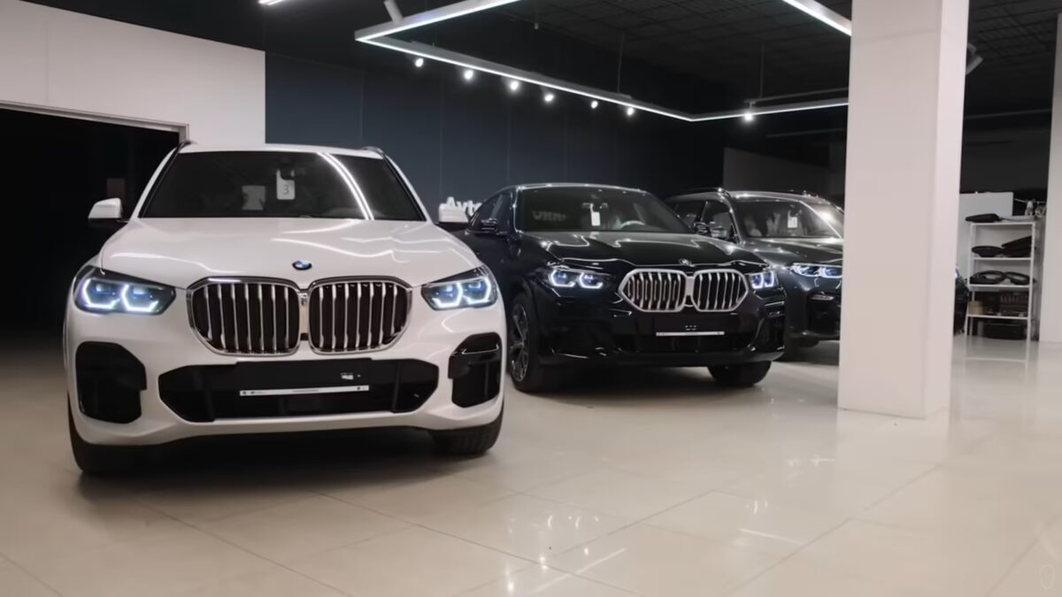BMW X5 и X6 и X7 в салоне автосалона сборка