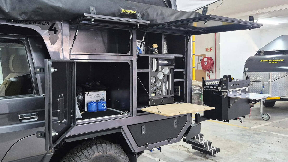 Кемпер Bushwakka Kamelback 4 на базе Land Cruiser 79 большие колёса черный цвет