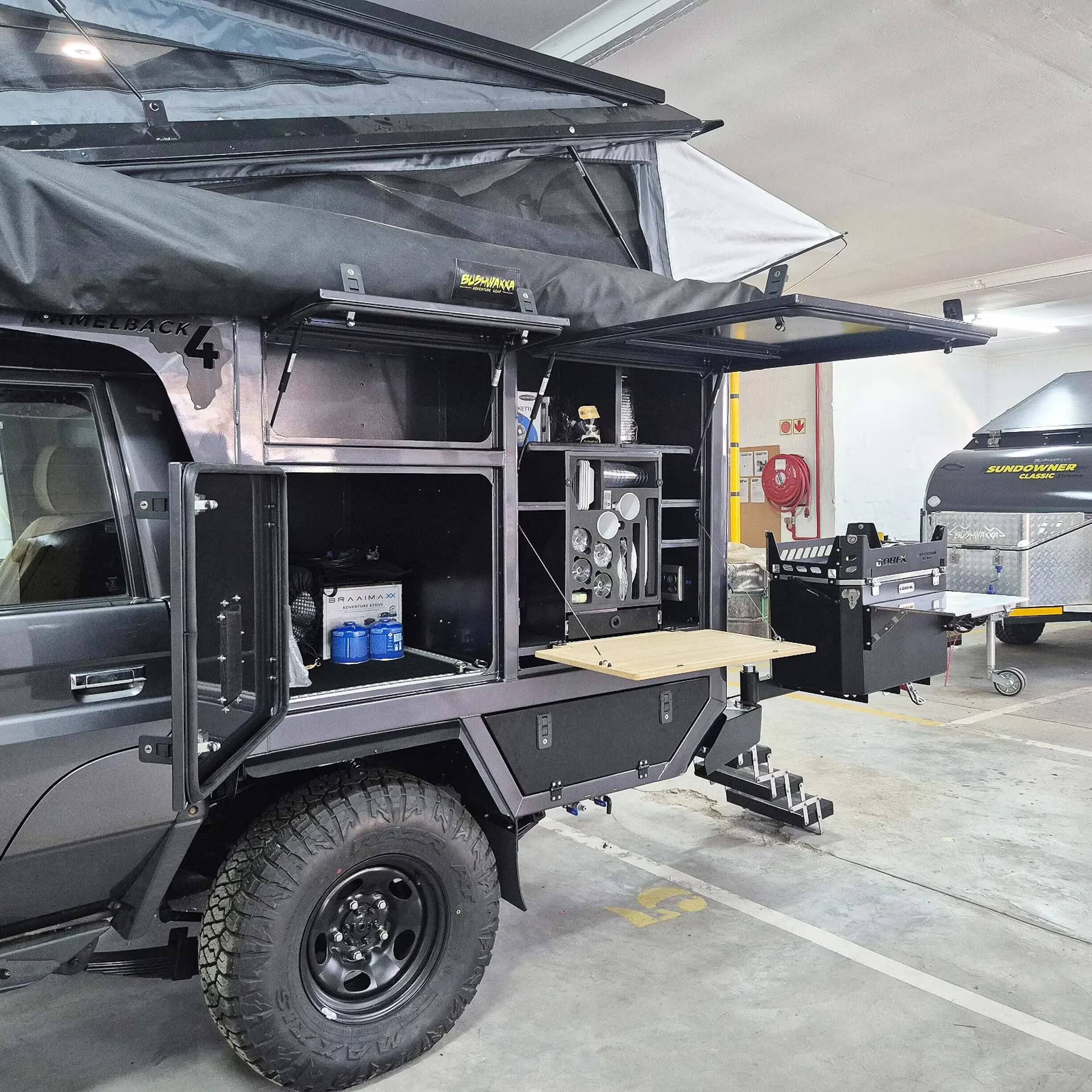 Кемпер Bushwakka Kamelback 4 на базе Land Cruiser 79 большие колёса черный цвет