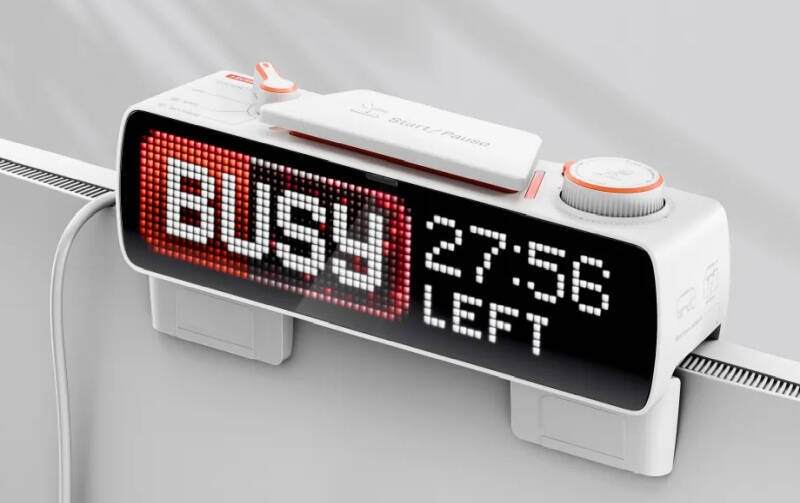 Табло Busy Bar от Flipper Devices с лейблом BUSY, временем 27:56 и статусом LEFT