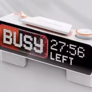 Табло Busy Bar от Flipper Devices с лейблом BUSY, временем 27:56 и статусом LEFT