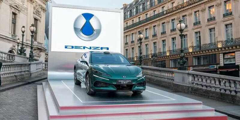 Электромобиль Denza на подиуме в Париже