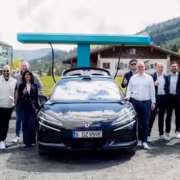Группа людей возле электромобиля BYD на зарядной станции
