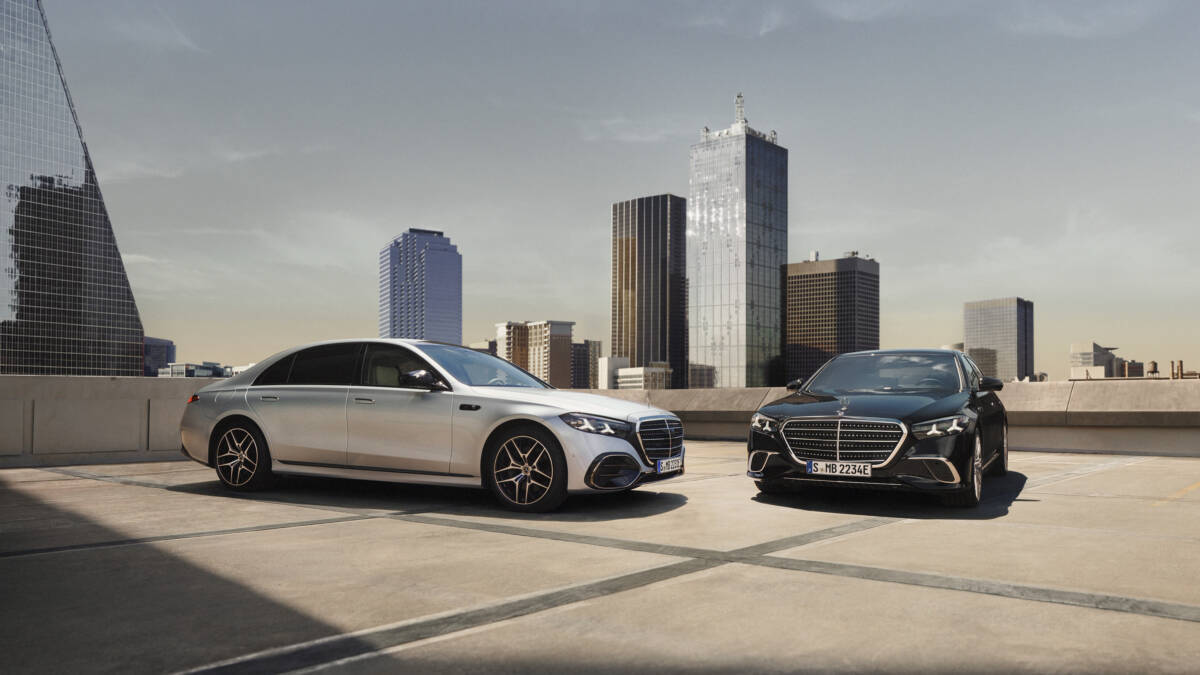 Два седана Mercedes-Benz S-Class 2026 черного и серебристого цветов