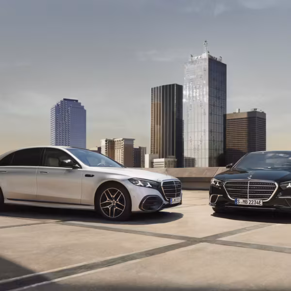 Два седана Mercedes-Benz S-Class 2026 черного и серебристого цветов