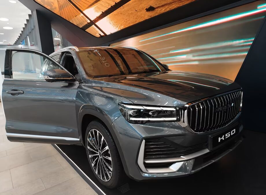 Крупный автомобиль Volvo K50 в выставочном зале