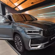 Крупный автомобиль Volvo K50 в выставочном зале