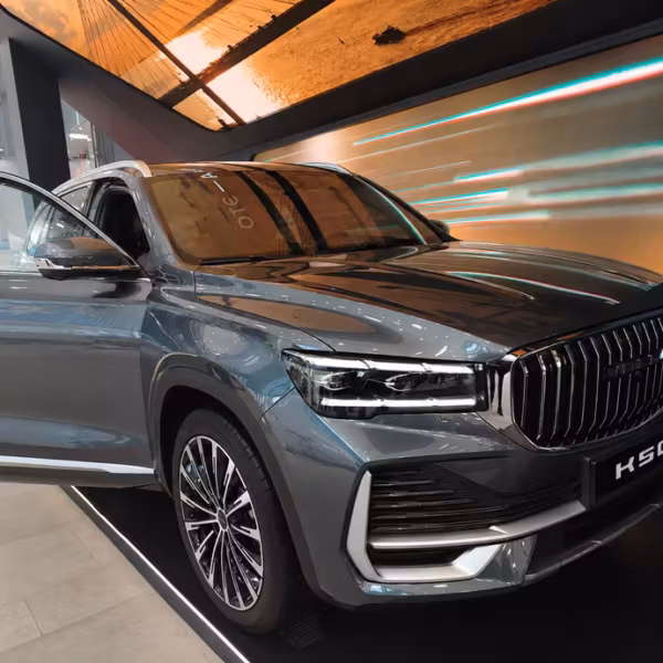 Крупный автомобиль Volvo K50 в выставочном зале