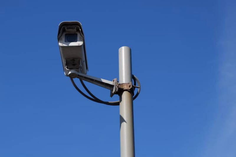 Уличная камера с Bluetooth-сбором данных возле машин