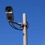 Уличная камера с Bluetooth-сбором данных возле машин