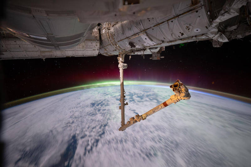 Манипулятор Canadarm2 на борту МКС в космосе