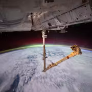 Манипулятор Canadarm2 на борту МКС в космосе