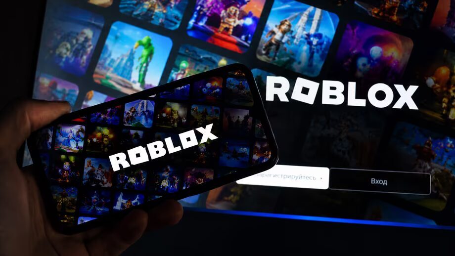 Мобильный телефон с логотипом Roblox на экране