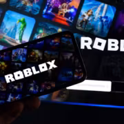 Мобильный телефон с логотипом Roblox на экране