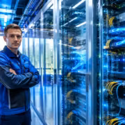 Сотрудник стоит у серверного шкафа с 400G-трансиверами Неорос