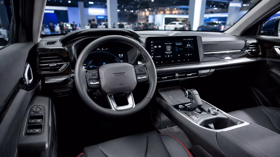 Интерьер автомобиля Haval с сенсорным дисплеем и консолью