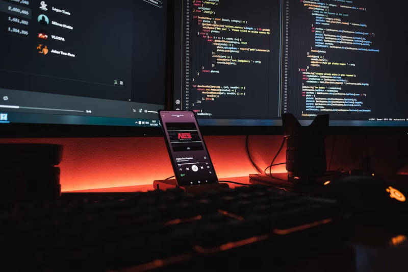 Моник с двумя экранами, смартфон с Netflix, клавиатура и мышь