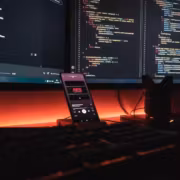 Моник с двумя экранами, смартфон с Netflix, клавиатура и мышь