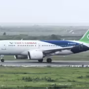 Самолет COMAC C919-600 на рулежке на взлётной полосе