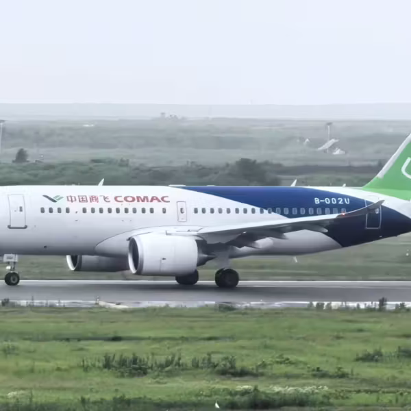Самолет COMAC C919-600 на рулежке на взлётной полосе