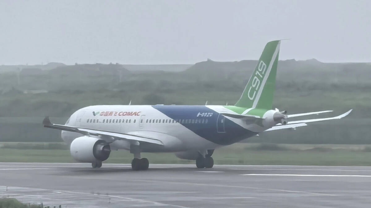Самолет COMAC C919-600 на рулежке