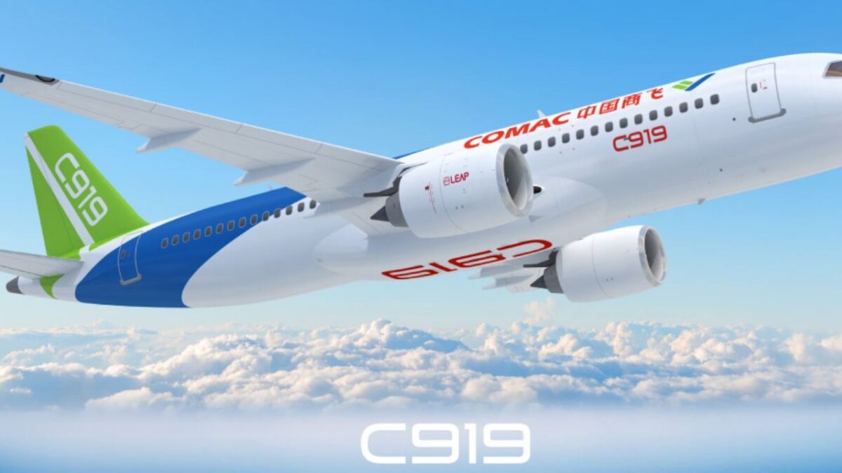 самолет COMAC C919 в небе с облаками