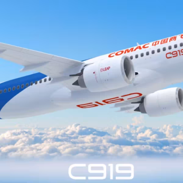 самолет COMAC C919 в небе с облаками