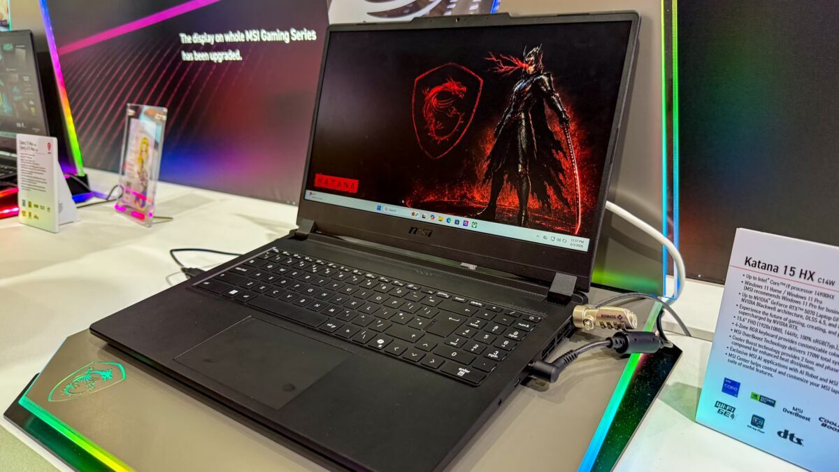 Ноутбук MSI Katana 15 HX C14W с изображением персонажа из игры