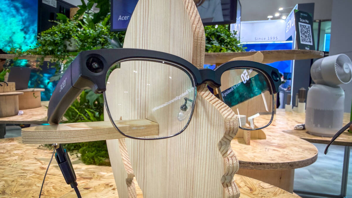Очки Acer AI Glasses GI0 на деревянной подставке с дисплеем