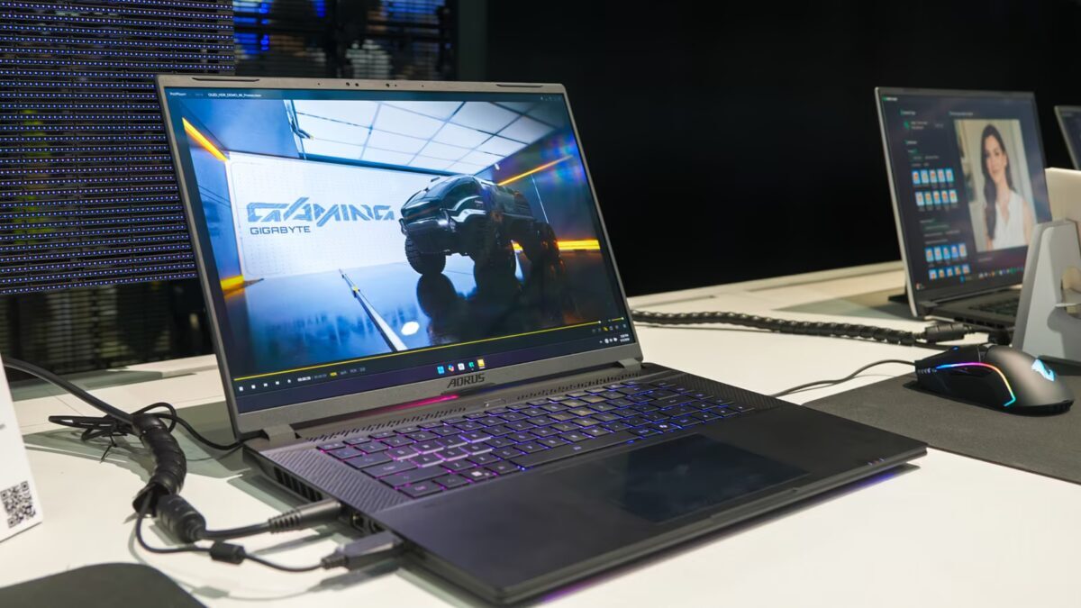 ноутбук Aorus Master 16 с экраном и клавиатурой