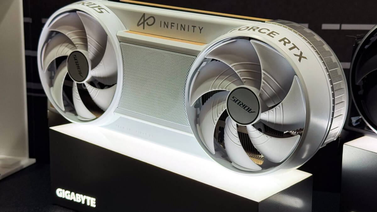 Видеокарта Gigabyte Aorus RTX 5080 отделка под дерево