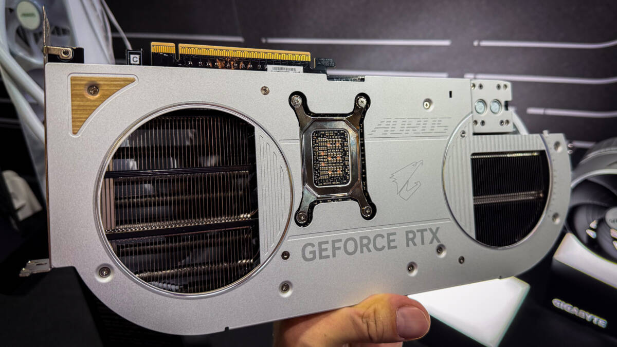 Видеокарта Gigabyte Aorus RTX 5080 белая отделка