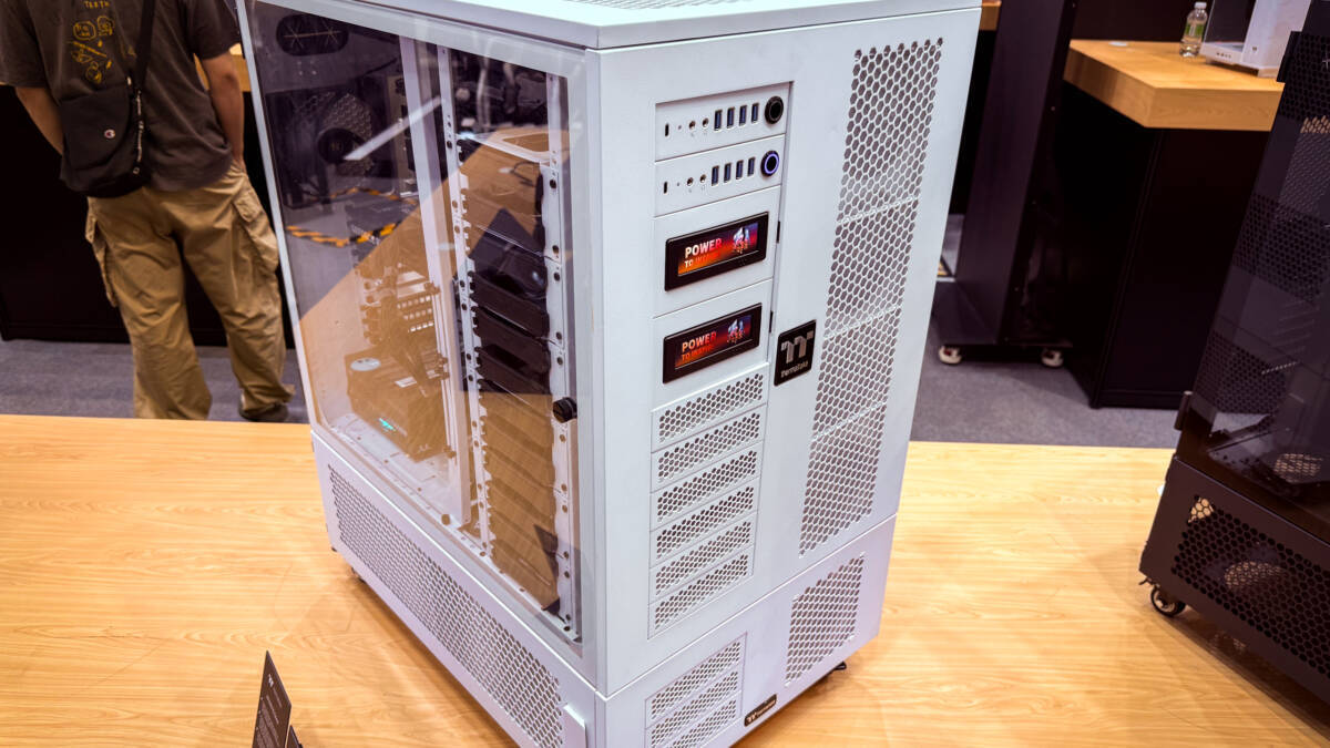Корпус Thermaltake для 2 ПК и БП на 3200 Вт