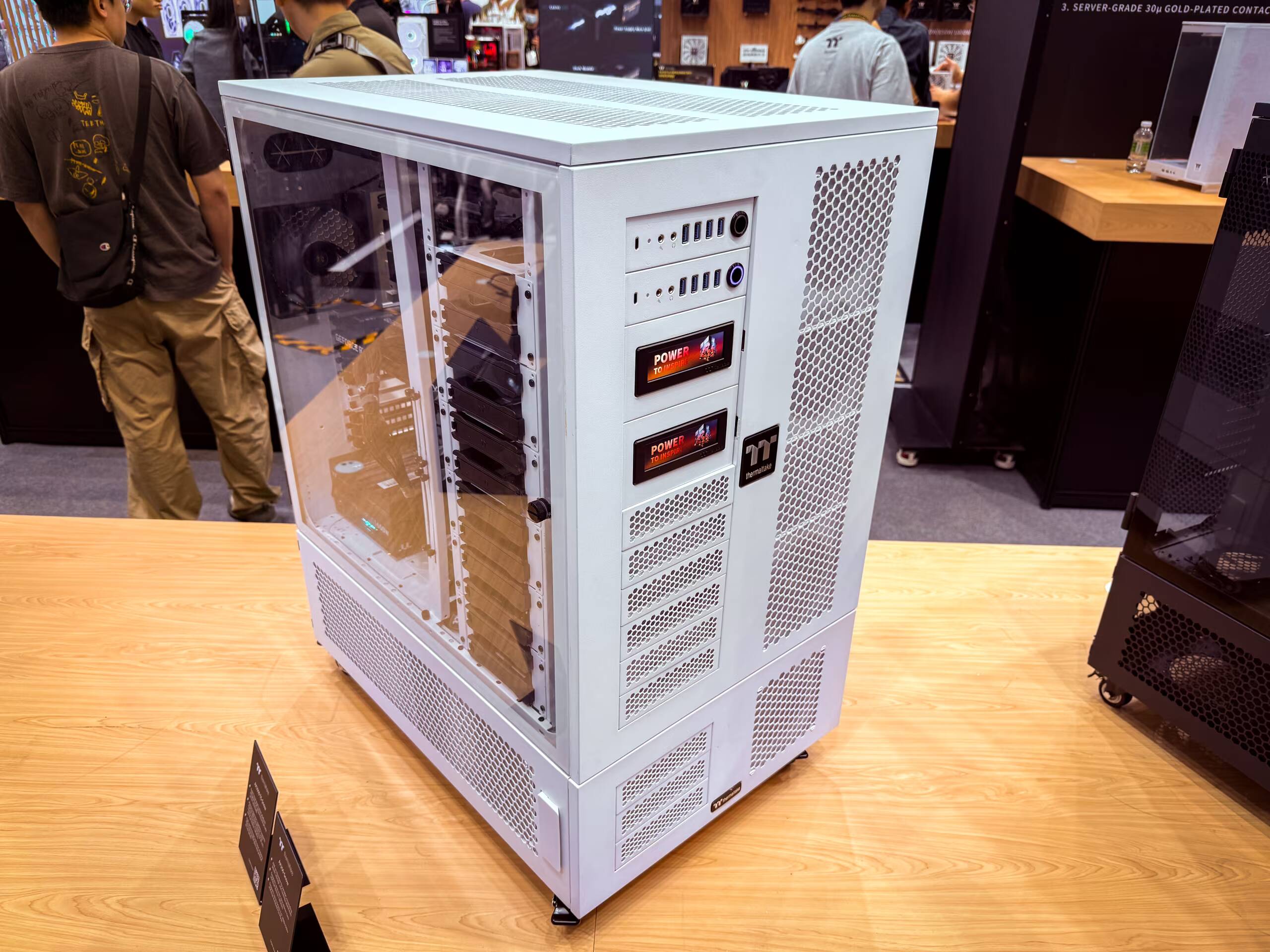 Корпус Thermaltake для 2 ПК и БП на 3200 Вт