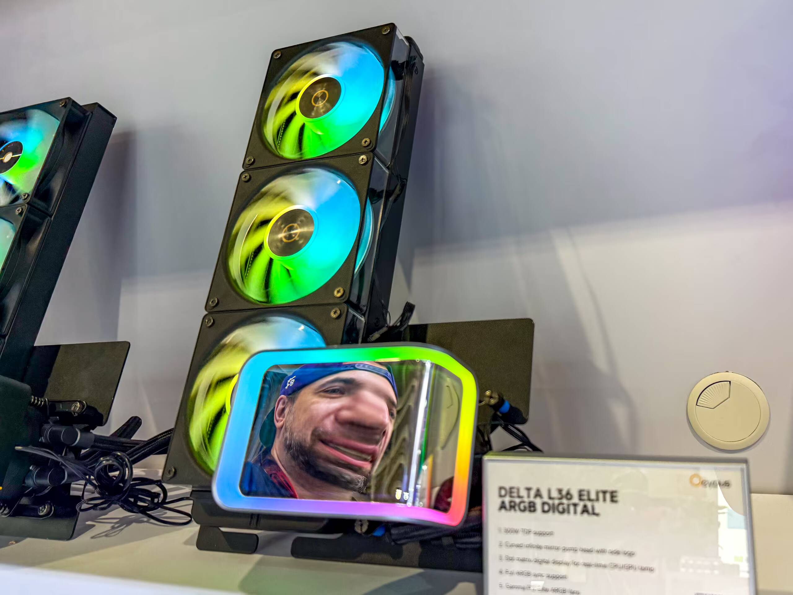Лицо мужчины с улыбкой внутри радиатор с RGB подсветкой в ПК