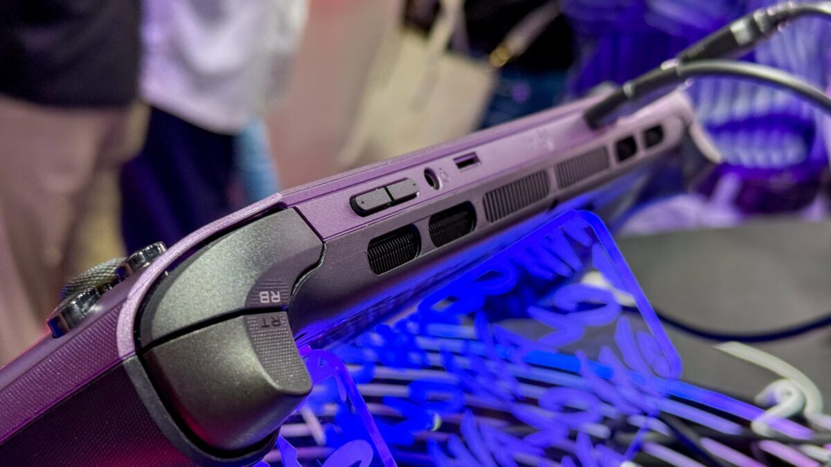 Порт USB-C ноутбука MSI Titan Raider и Katana на матрице