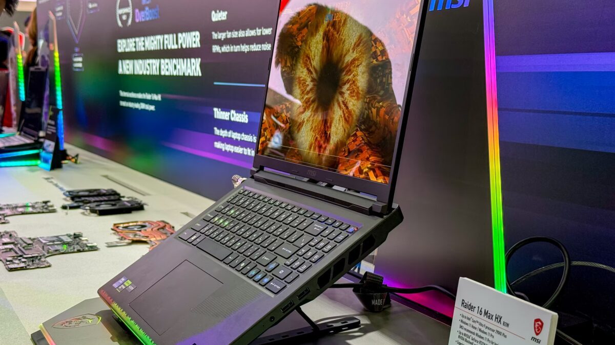ноутбук MSI Raider и экран с инфографикой